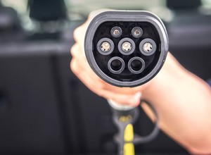 Łatwiejsze ładowanie elektryka w domu? Rząd przyjął projekt zmian w Ustawie o elektromobilności