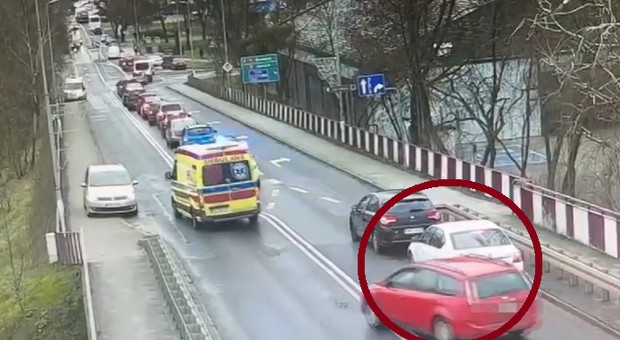 Utworzyli korytarz życia. Nagle nadjechał kierowca czerwonego forda