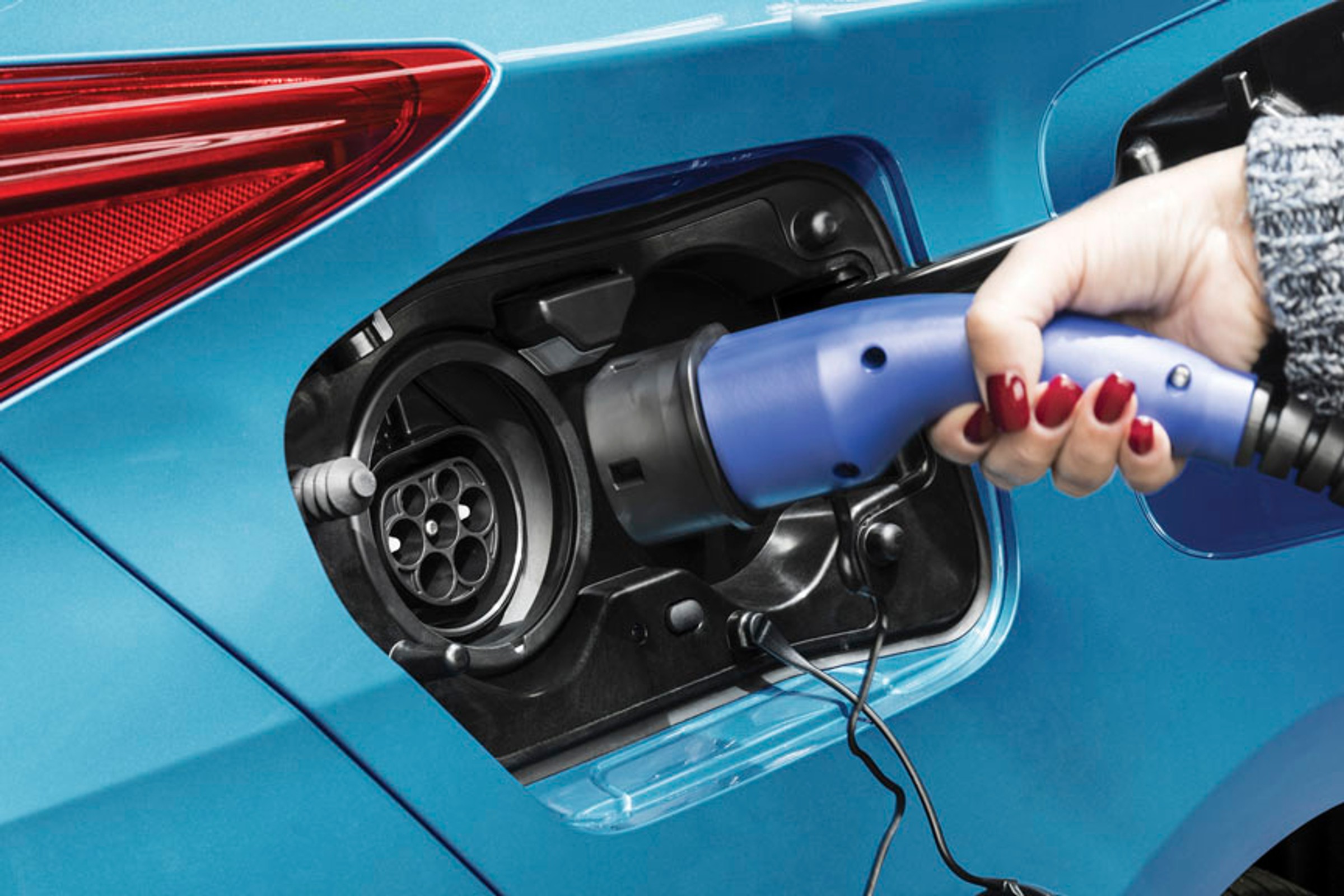 ADAC przebadał hybrydy plug-in. Już wiadomo, ile zużywają paliwa i prądu. To się opłaca?