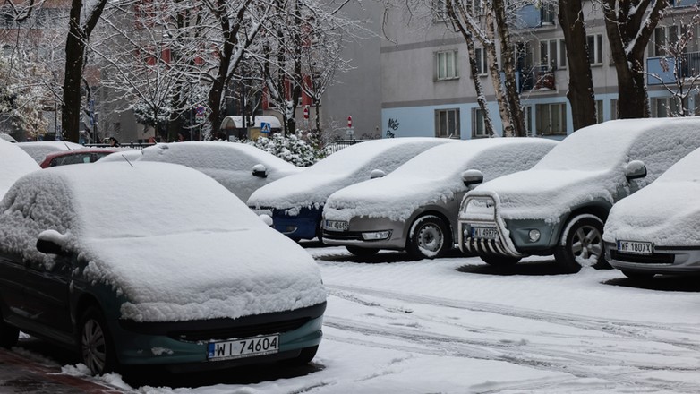 24b22016 - WARSZAWA OPADY ŚNIEGU W STOLICY (śnieg na ulicach)