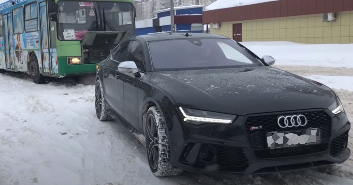 Czarne Audi RS7 wyciągnęło z zaspy śnieżnej autobus