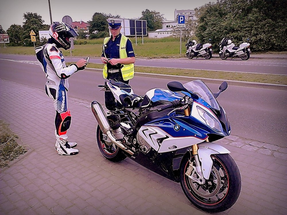 Brak fizycznego dokumentu prawa jazdy nie jest równoznaczny z brakiem uprawnień do prowadzenia danego typu pojazdów