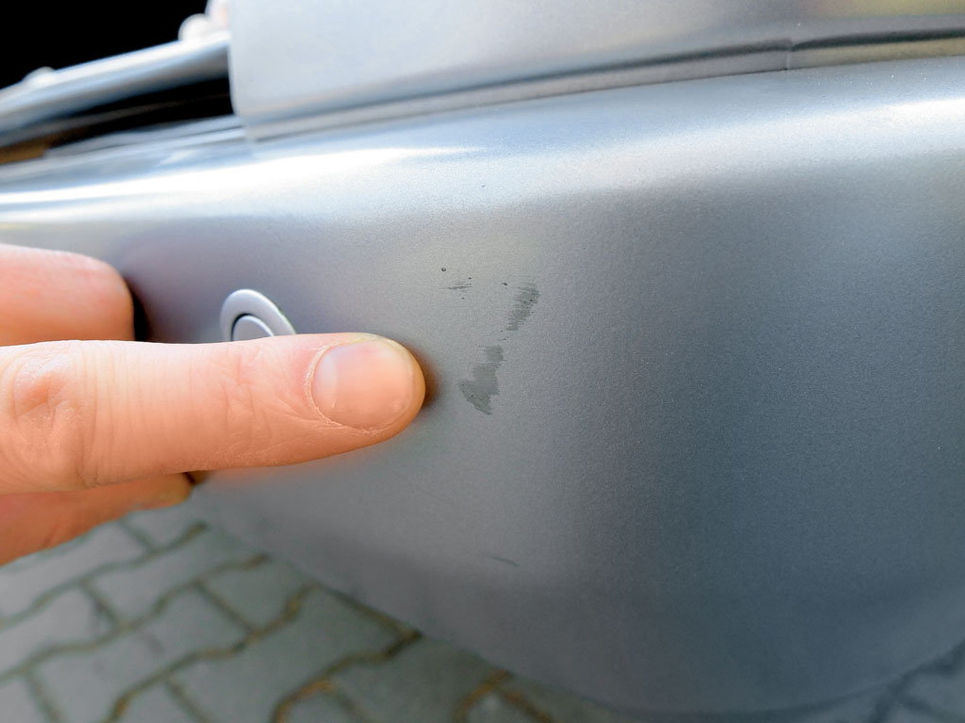 Usuwanie rys na zderzaku