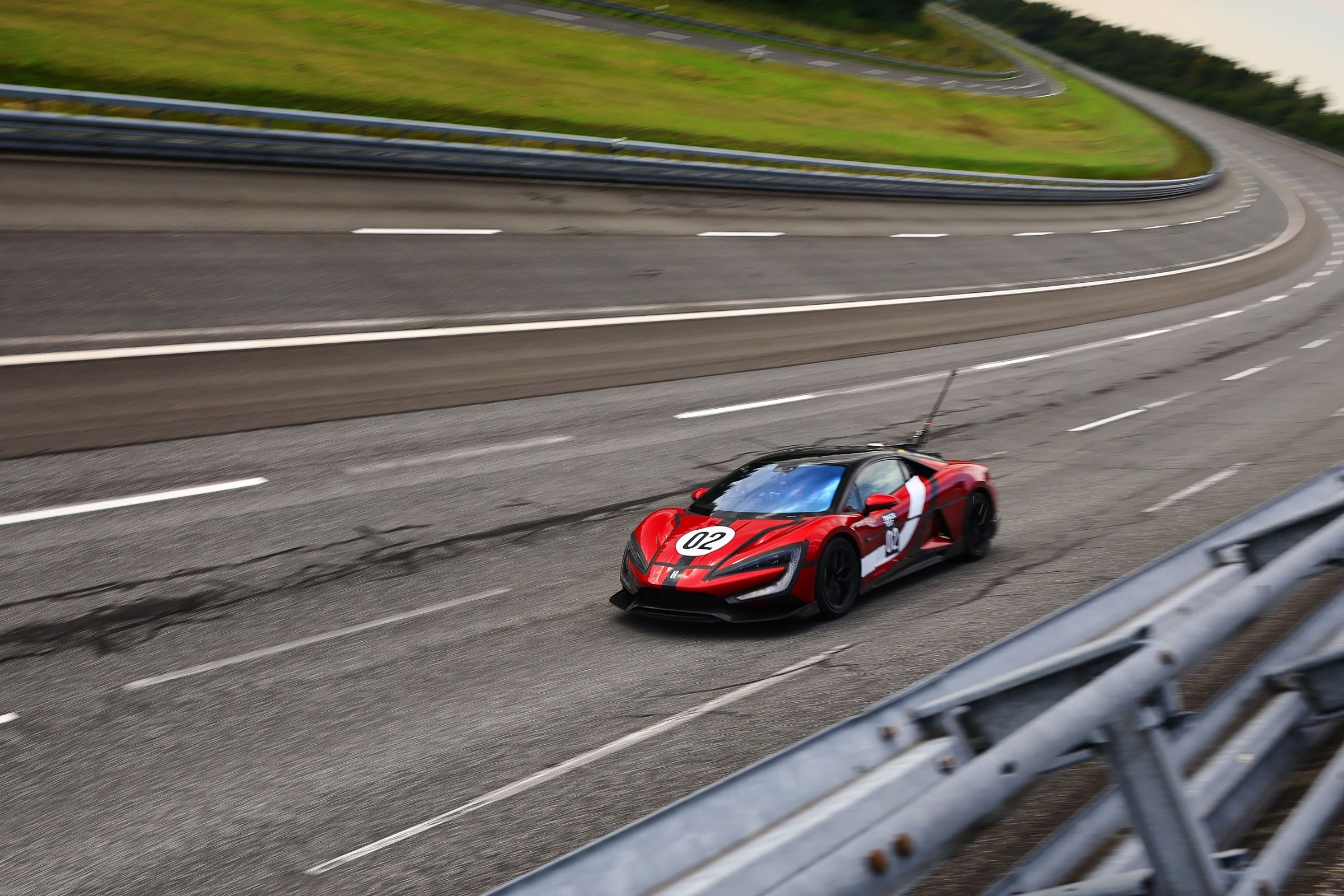 Nie Bugatti i nie Ferrari. To chińskie auto jest najszybszym seryjnym samochodem na świecie