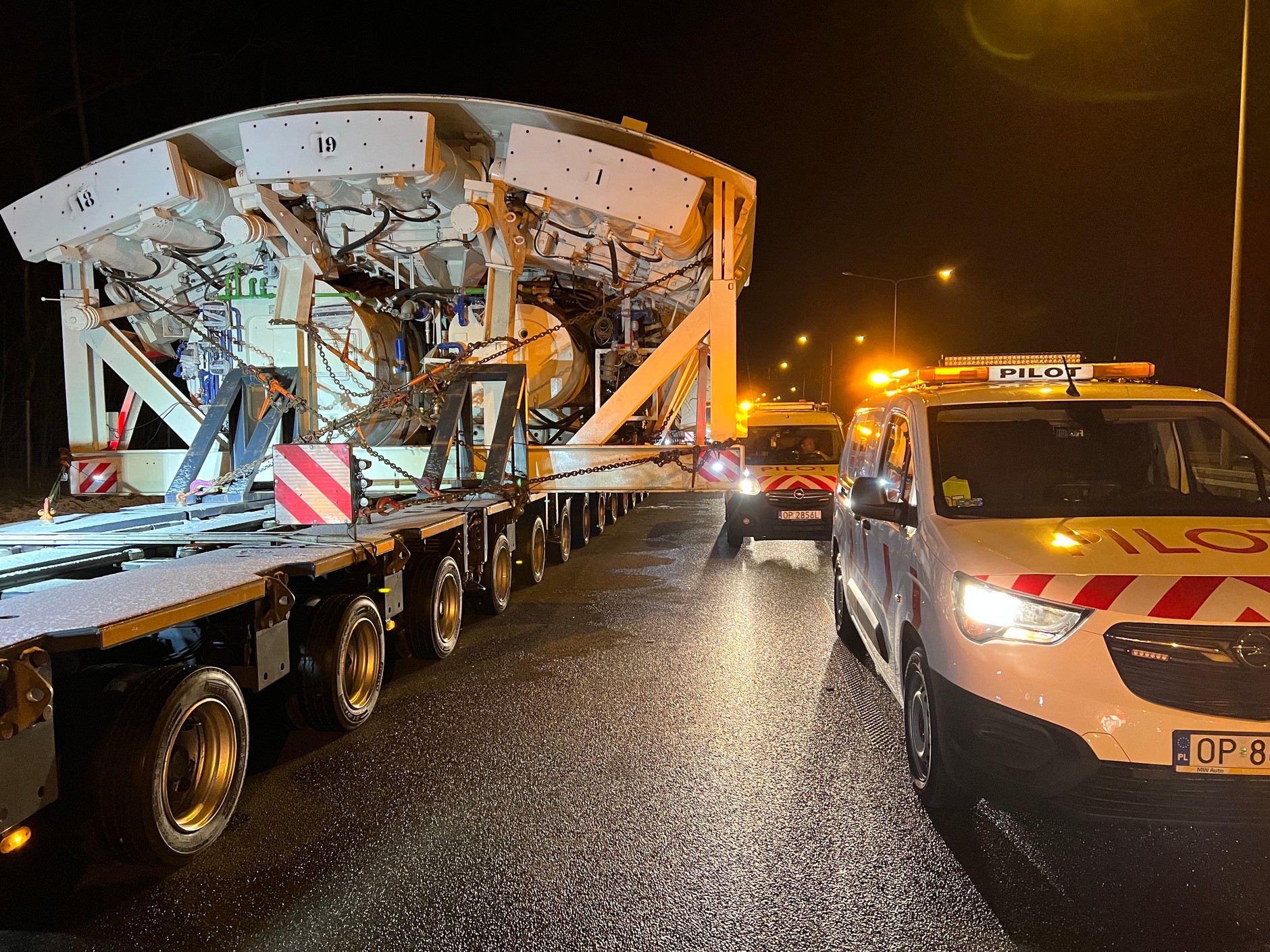 Transport gigantycznej maszyny TBM w Warszawie