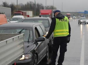 Policja zagląda przez szyby aut. Tak będzie przez cały tydzień, a zapłacą również pasażerowie
