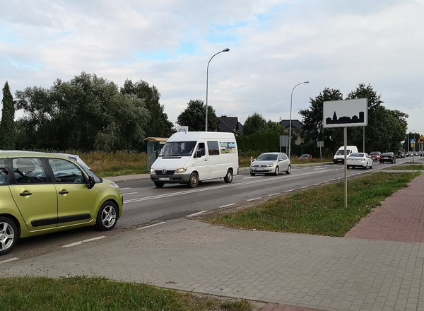 Wiesz, gdzie zaczyna się obszar zabudowany, ale gdzie się kończy? Znak D-42 wprowadza kierowców w błąd, a stawką utrata prawa jazdy