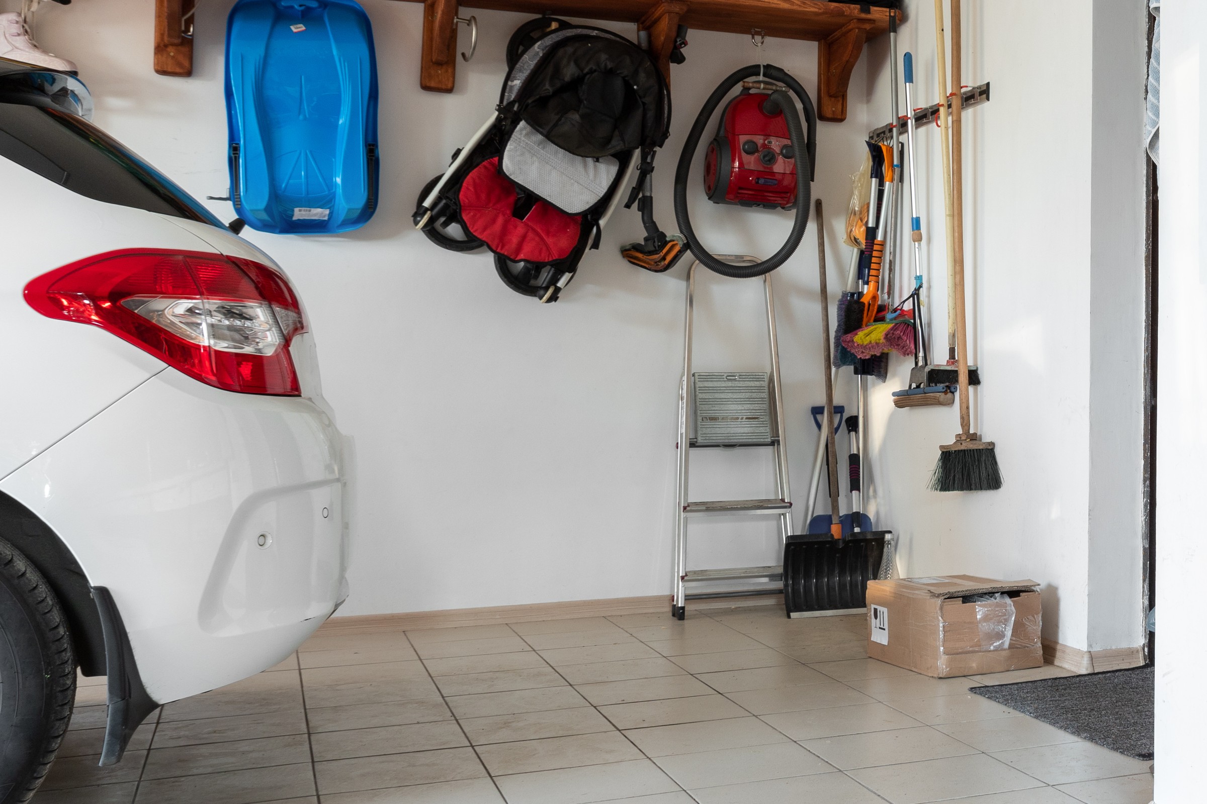 Prosty sposób na parkowanie w ciasnym garażu. Jest patent z piłeczką tenisową