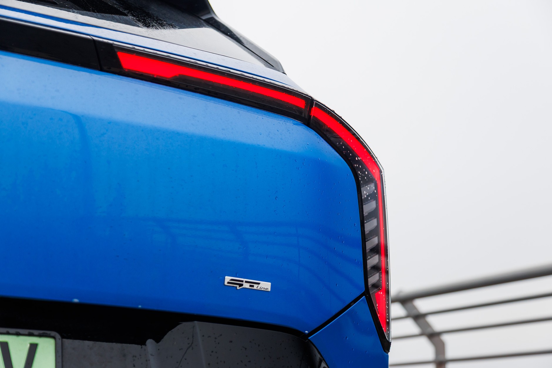 Charakterystyczny znak stylistyczny nowych Kii to świata z sygnaturą świetlną w kształcie strzałki