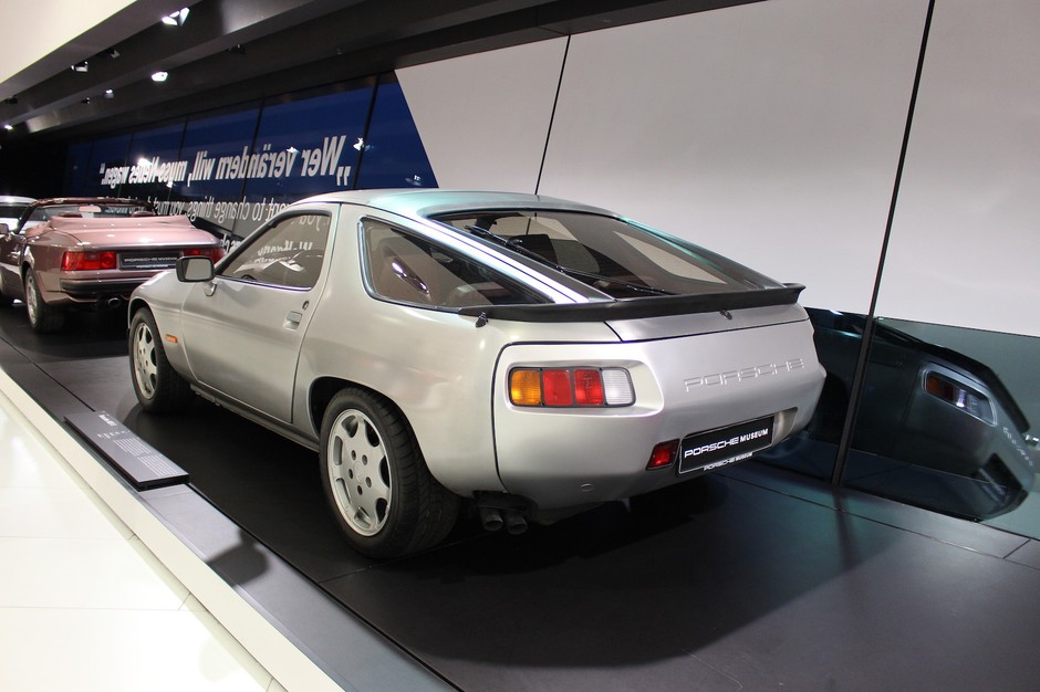 Porsche 928 S - 1983 rok