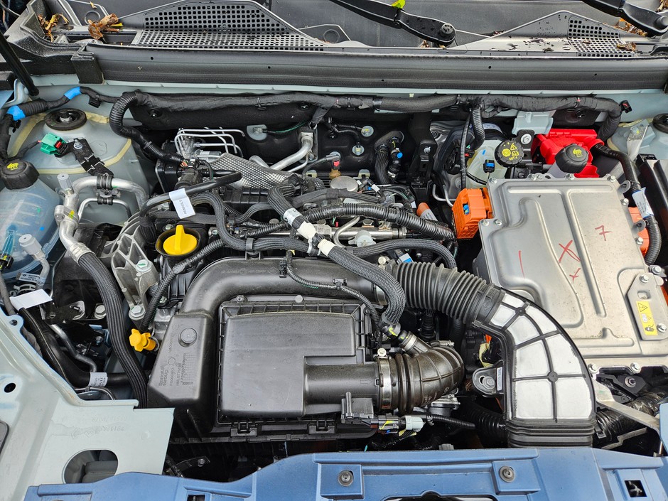 Dacia Bigster: hybryda z silnikiem spalinowym o pojemności 1.8 jest bardzo oszczędna i zapewnia wysoką kulturę pracy. Ciekawe, czy Renault nie obawia się, że model ten będzie "kanibalizował" modele innych marek koncernu. 