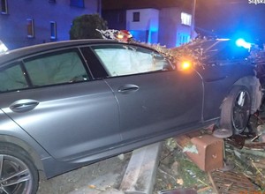 Kierowca bmw w nocy staranował dwa ogrodzenia. Miał 2 promile