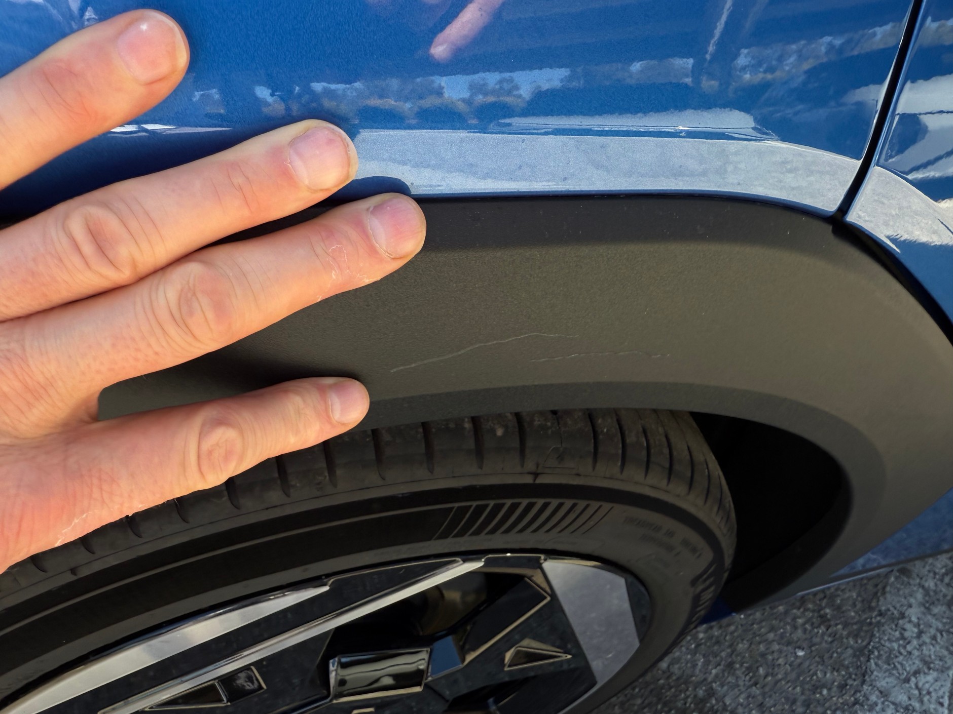 Matowe plastiki – w tym nakładki krawędzi błotników – łatwo się rysują