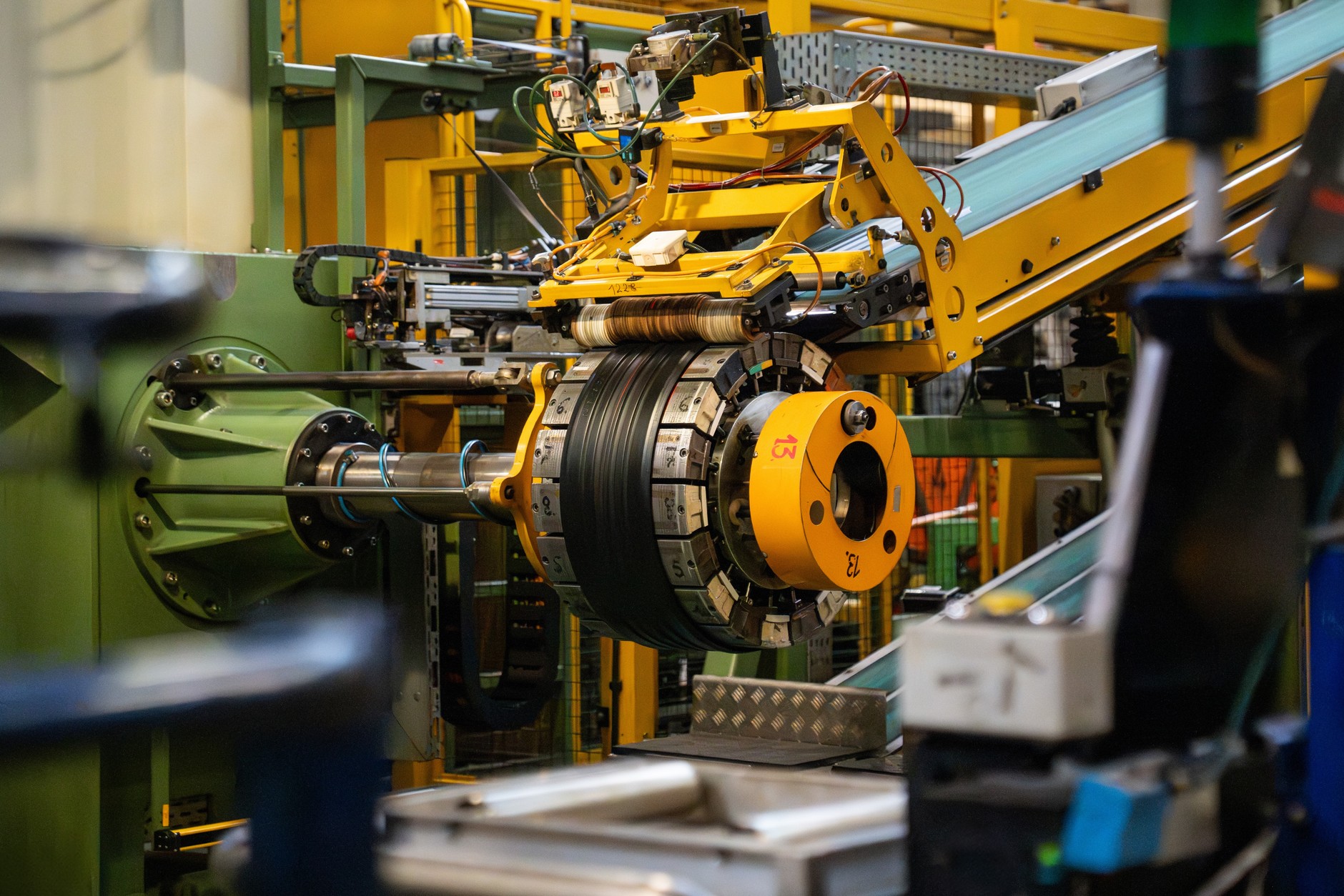 Produkcja opon w fabryce w Dębicy