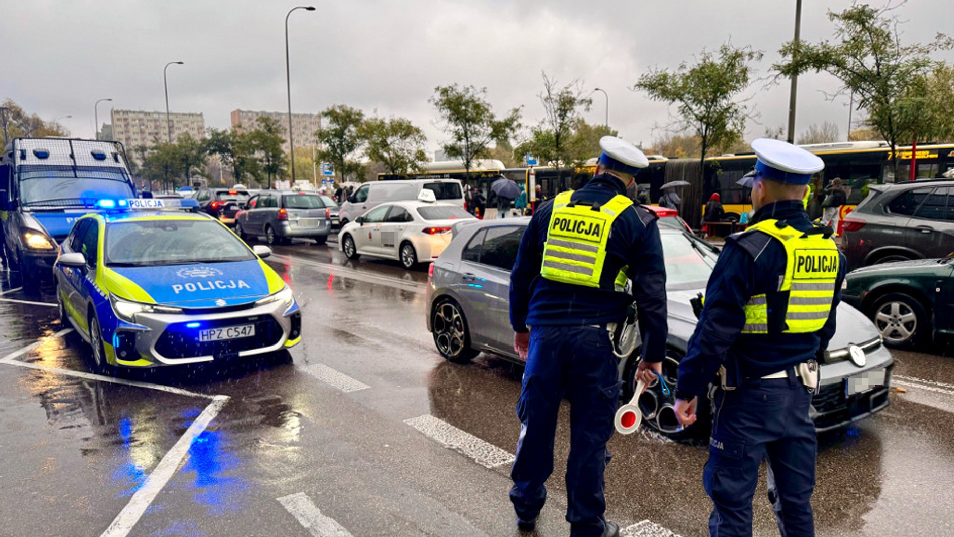 Policyjna kontrola taksówek przy dworcu zachodnim w Warszawie