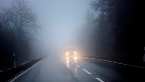 Jak jeździć w gęstej mgle? Te zasady musi znać każdy