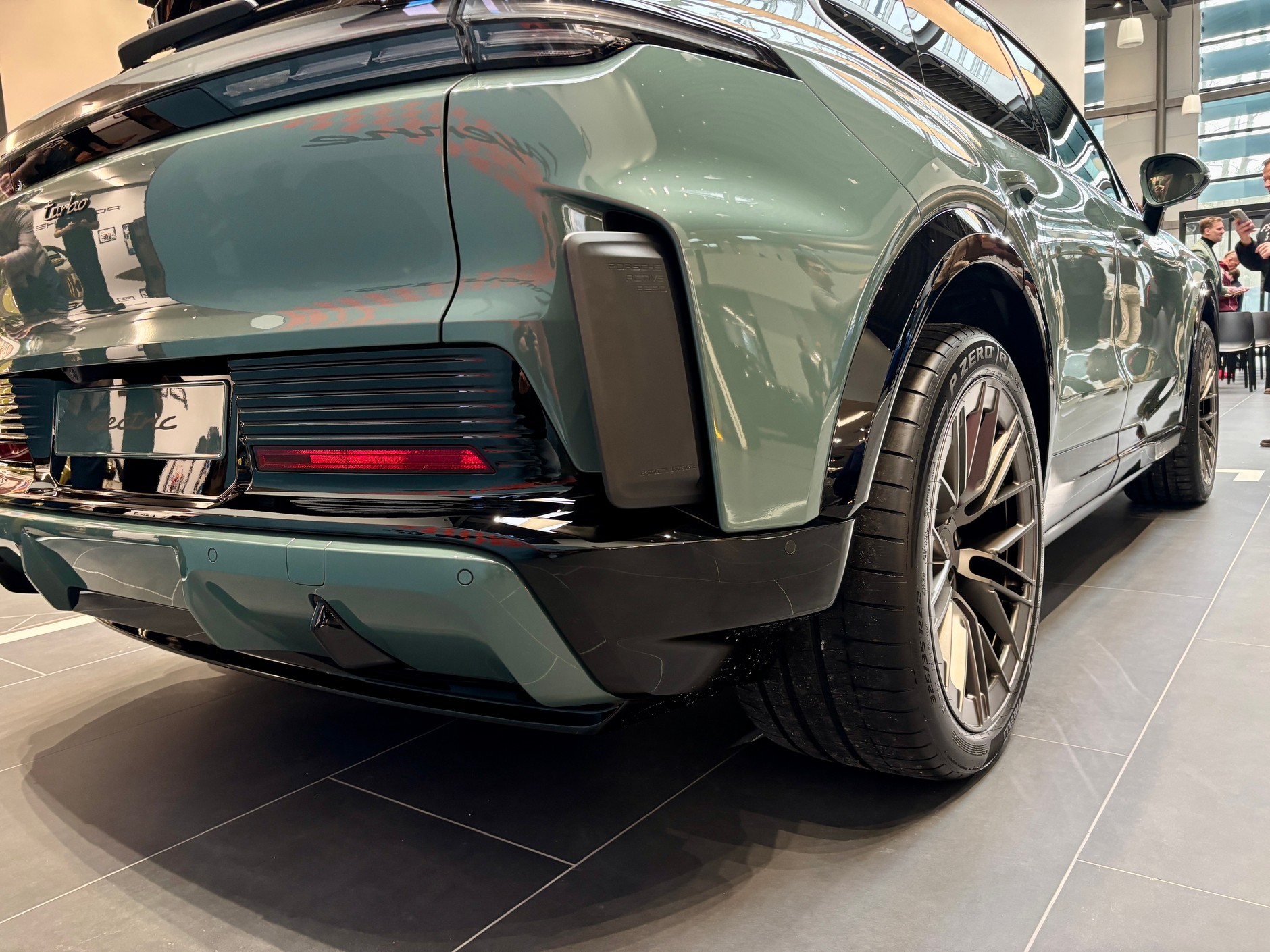 Premiera Cayenne Electric w Porsche Centrum Warszawa Wawer