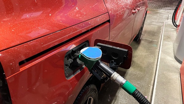 Tankowanie samochodu w zimie