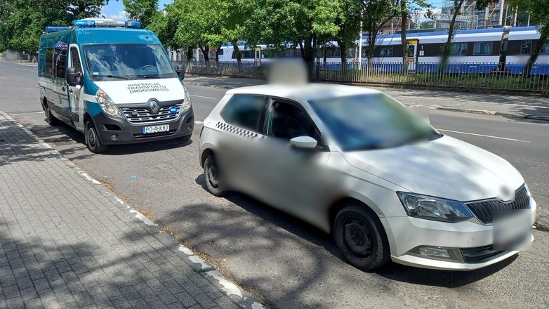 Na miejsce kontroli kierowcy taksówki patrol ITD musiał wezwać policję