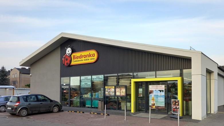 Parking pod sklepem Biedronka