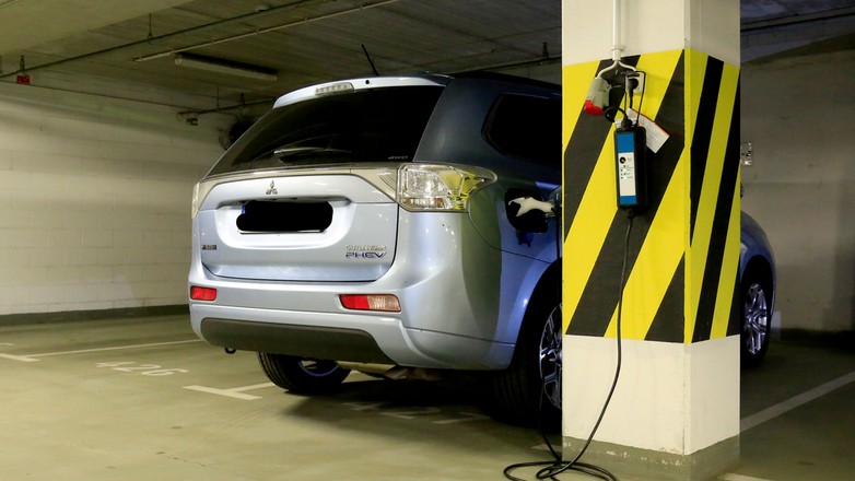 Ładowanie samochodu w garażu bloku mieszkalnego-kopia