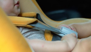 Zostawiają dzieci w rozgrzanych samochodach. Nie uwierzycie, jak się tłumaczą