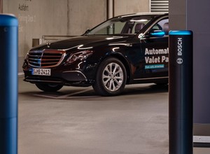 Mercedes-Benz zaprezentował bezobsługowe parkowanie. W projekcie pomógł Bosch