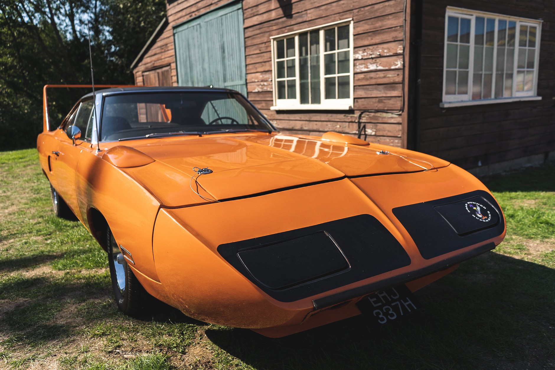 Niezwykłe auta z przeszłości - Plymouth Superbird. Auto z potężnym skrzydłem i niezwykle zaprojektowanym przodem. Wszystko dla aerodynamiki!