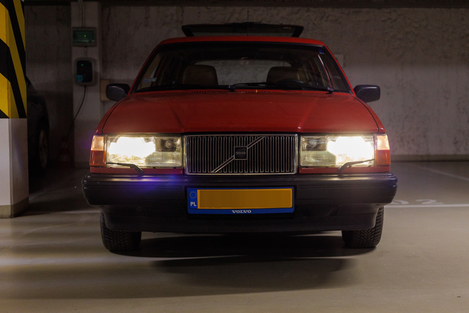 Tak wyglądają reflektory wyposażone w dwa retrofity LED Philips Ultinon Classic. Zdjęcia z aparatu tego nie oddają – choć światło jest żółtawe, to oświetlenie drogi (w tym przypadku garażu), okazało się znacznie lepsze niż w przypadku zwykłych żarówek.