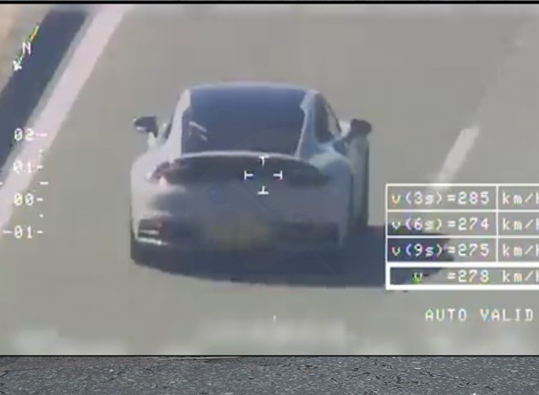 Pędził Porsche 911. Policyjny helikopter nie mógł nadążyć [Nagranie]