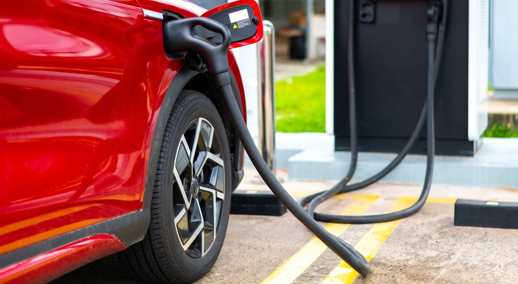 Ładowanie samochodu elektrycznego