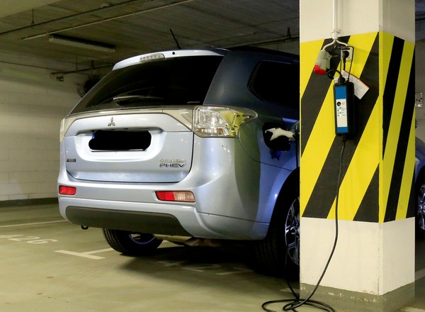 Ładujesz auto ze wspólnego gniazdka w garażu? Zarządy wspólnot reagują