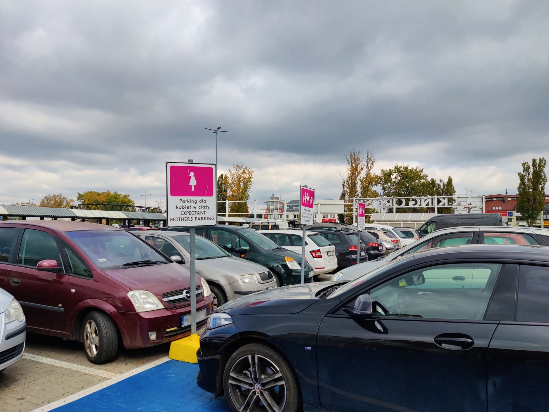 Miejsce dla kobiet w ciąży pod supermarketem