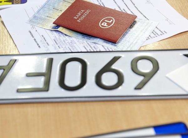 Dealerzy apelują o zdalną rejestrację samochodów - dowód i tablice dostarczy kurier?