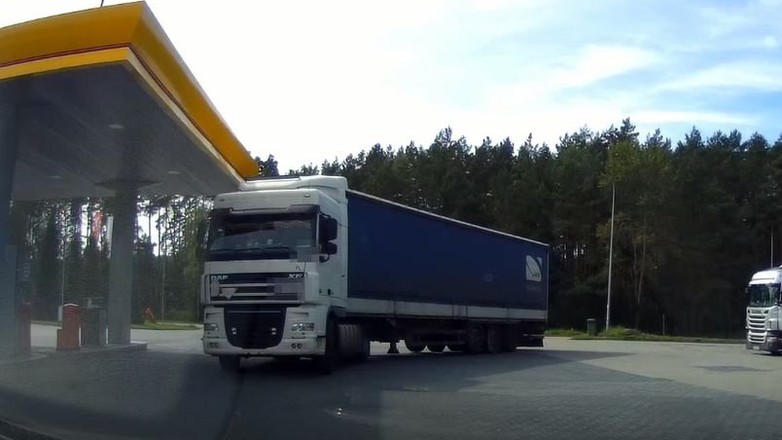 Kierowca ciężarówki był tak pijany, że nie wiedział, w jakim kraju jest. Uświadomili mu to dopiero policjanci