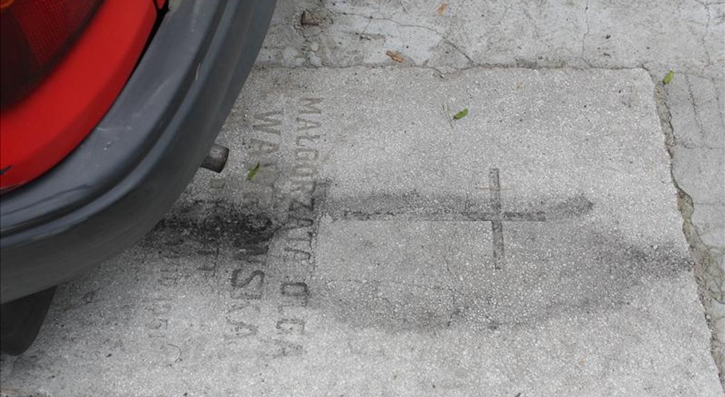 Płyty nagrobne na parkingu