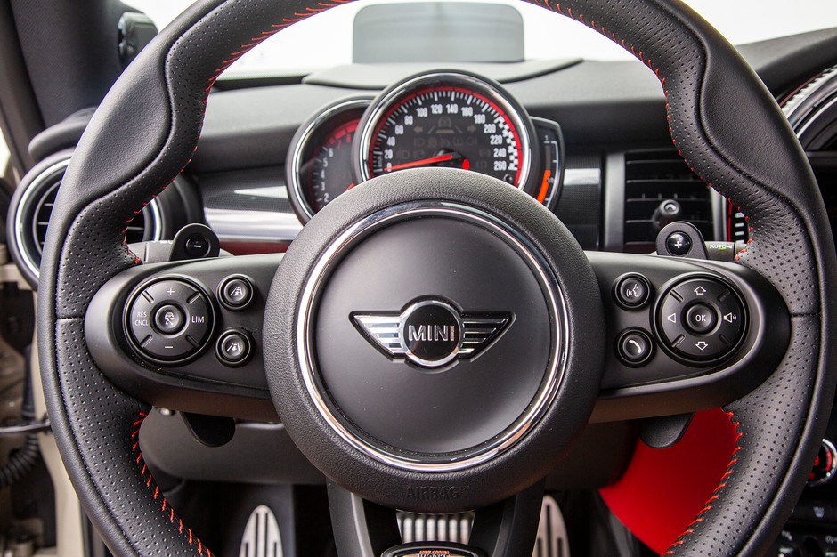 Mini Cooper 2.0 JCW - imponuje jazdą, wyglądem i ceną