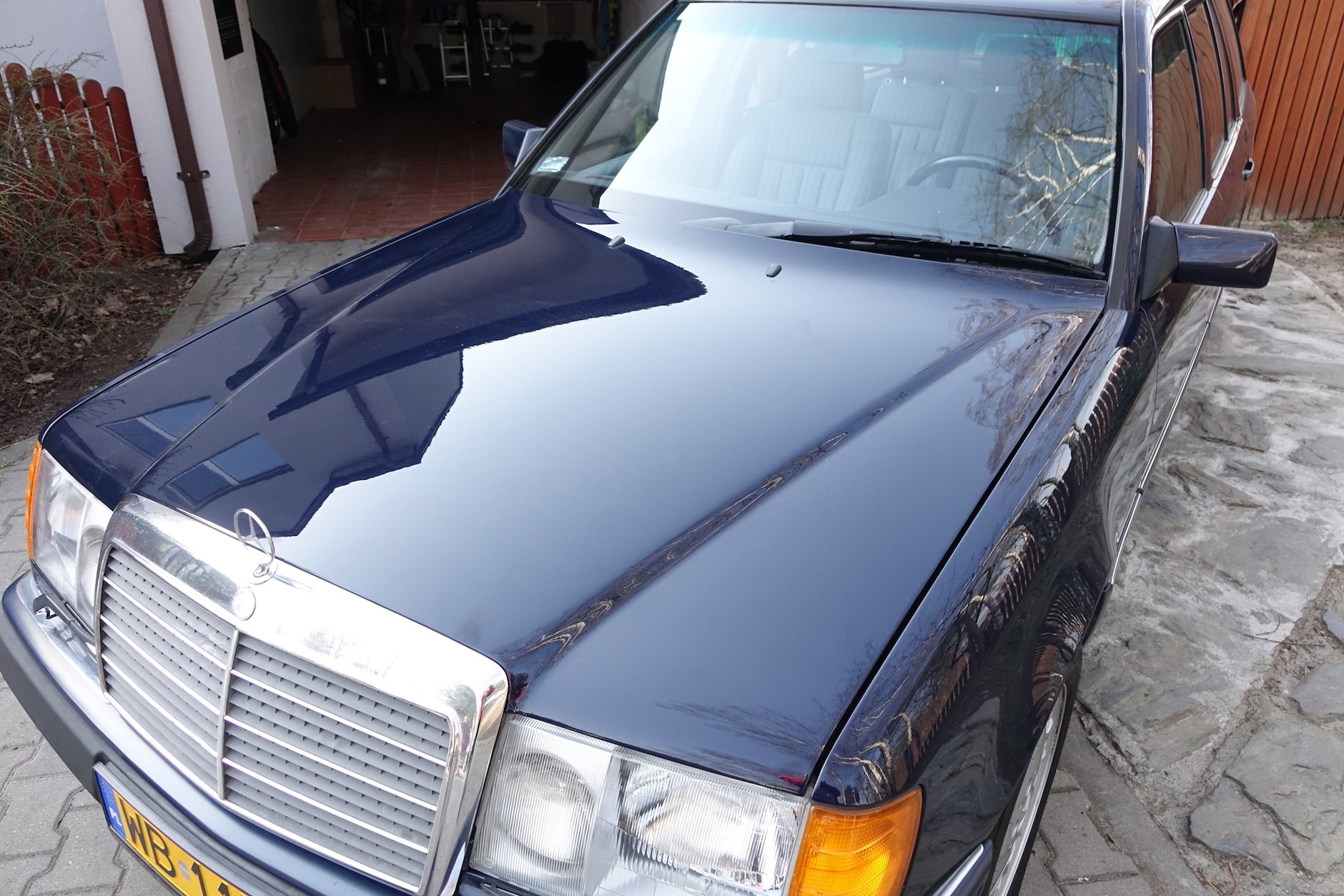 Ciemny lakier może być tak samo trwały jak jasny lakier, ale o wiele trudniej utrzymać jego ładny wygląd 