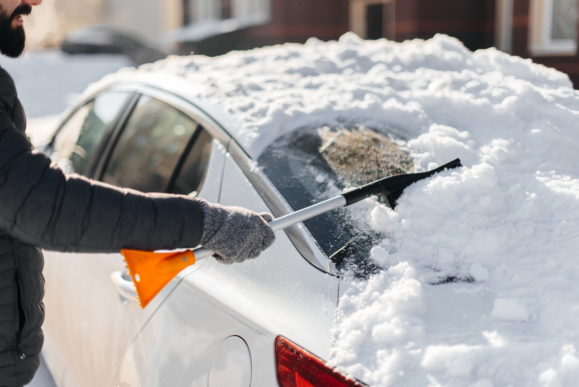 Odśnieżanie samochodu