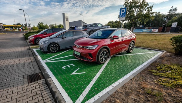 Zaparkował przed zepsutą ładowarką, odholowali mu auto i kazali zapłacić 2 tys. zł. Sąd wydał wyrok