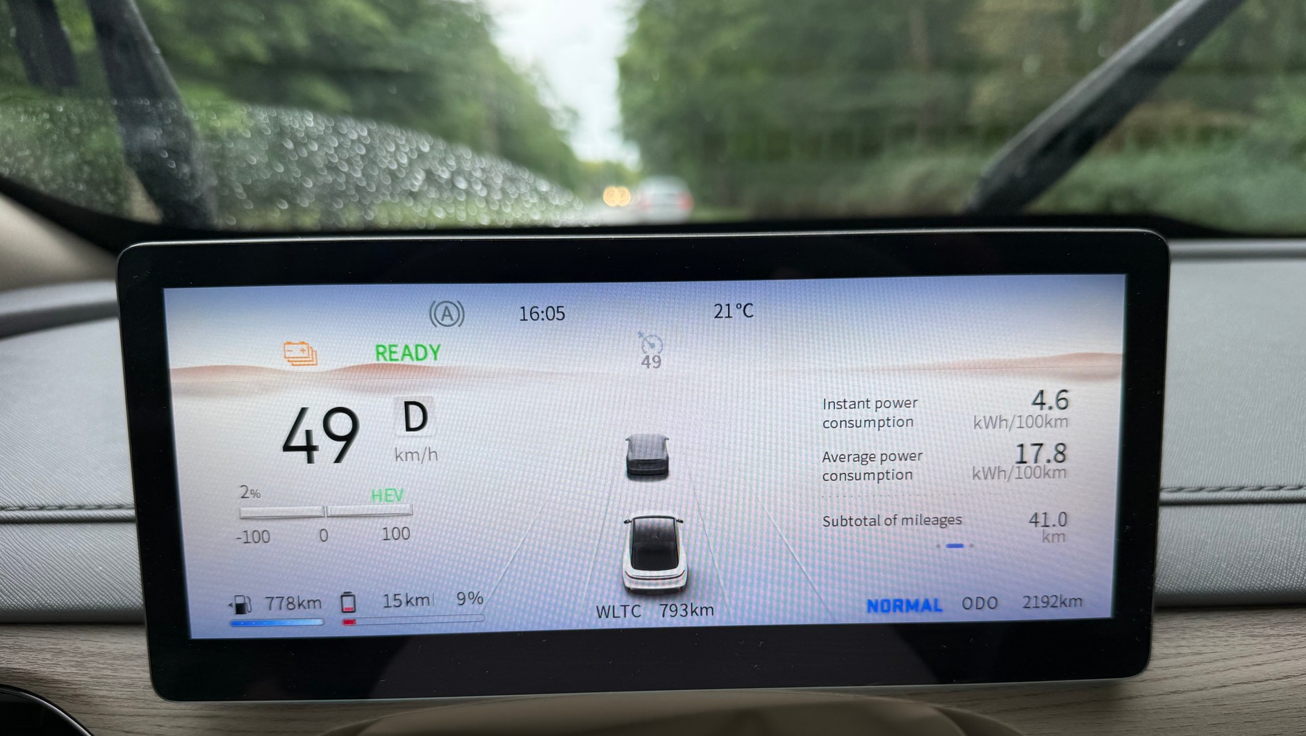 Na prądzie, przy baterii 28 kWh, Forthing S7 REEV przejeżdża realnie ok. 130-140 km