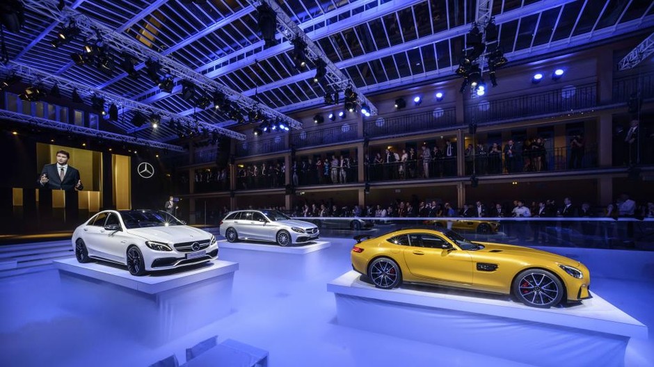 Mercedesy na salonie w Paryżu