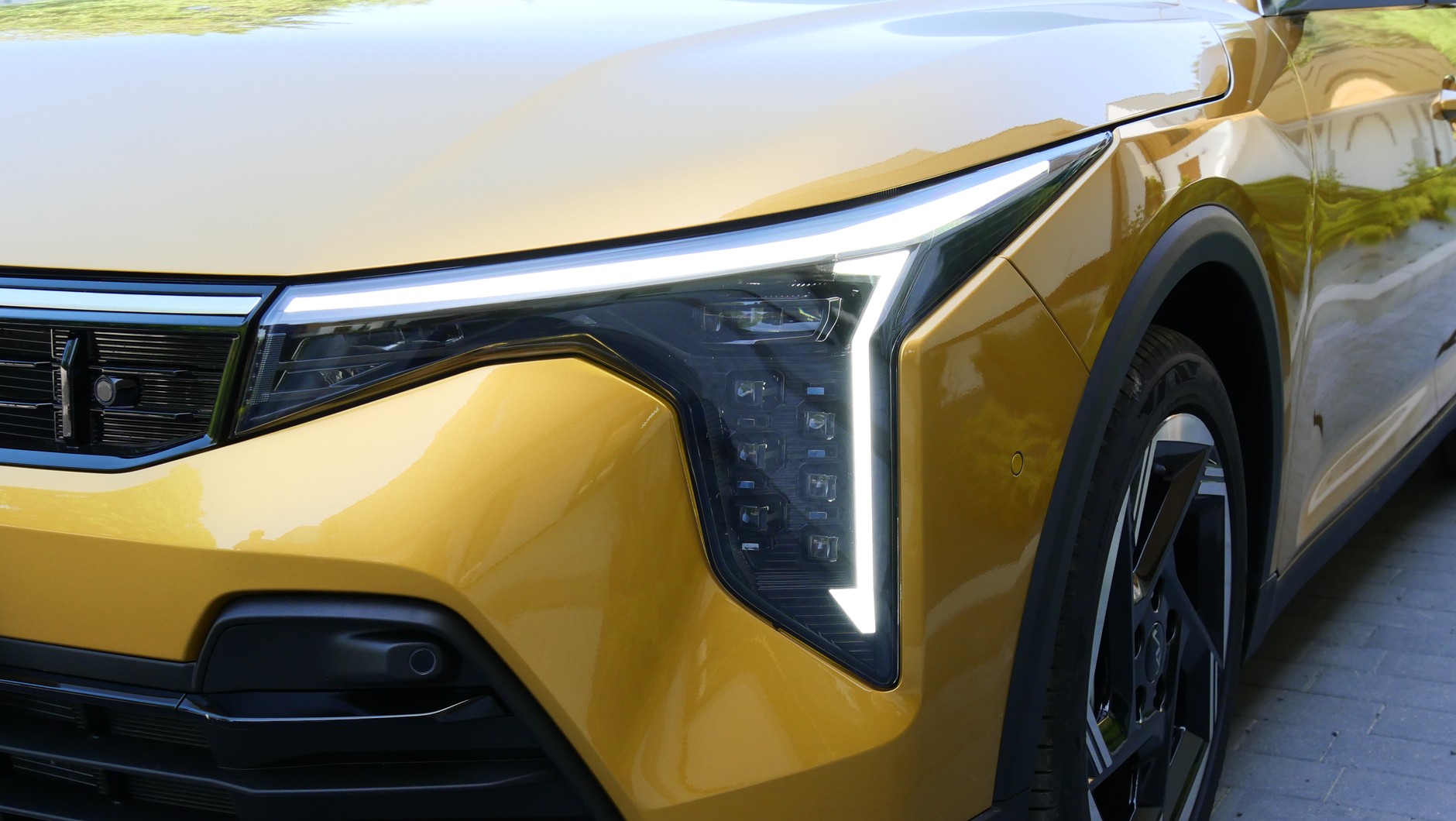 Kia K4 Kombi: przednie światła w technologii LED, ale ręczny korektor sugeruje, że ich wydajność jest przeciętna. 