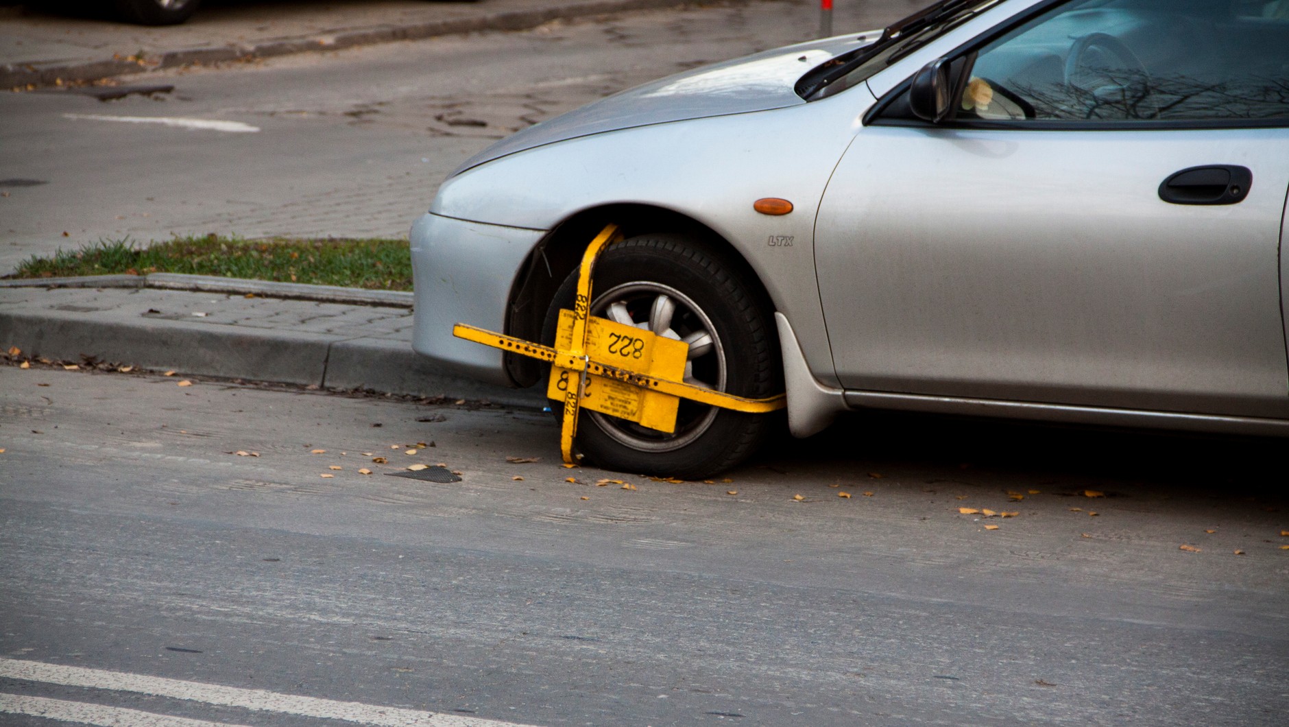 Tylko straż miejska i policja są uprawnione do zakładania blokad na koła.