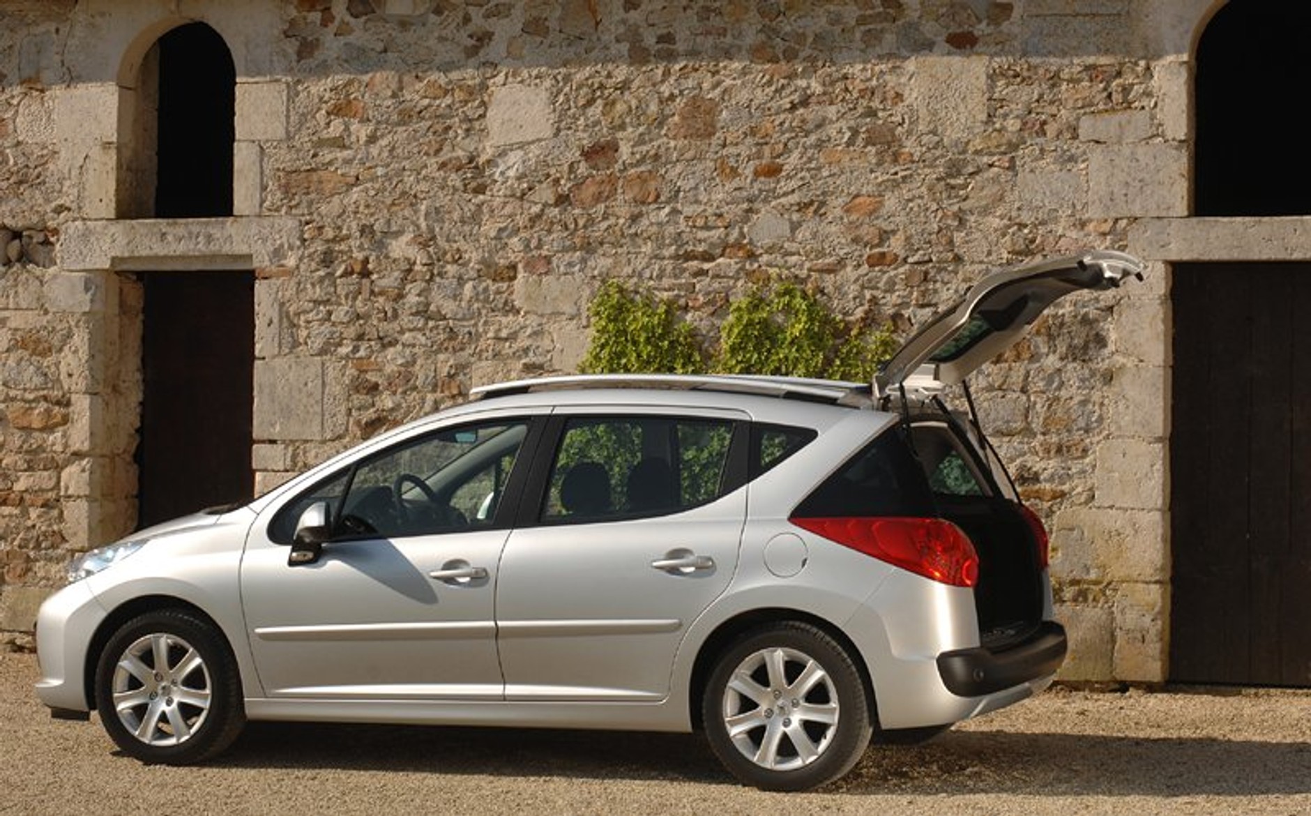 Peugeot 207 SW: małe kombi dopełnia gamę (wymiary, dane techniczne, fotogaleria)