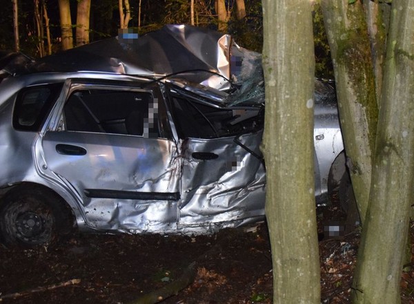 Rozbił samochód na drzewie. Uciekł i zostawił ranną pasażerkę. Zmarła