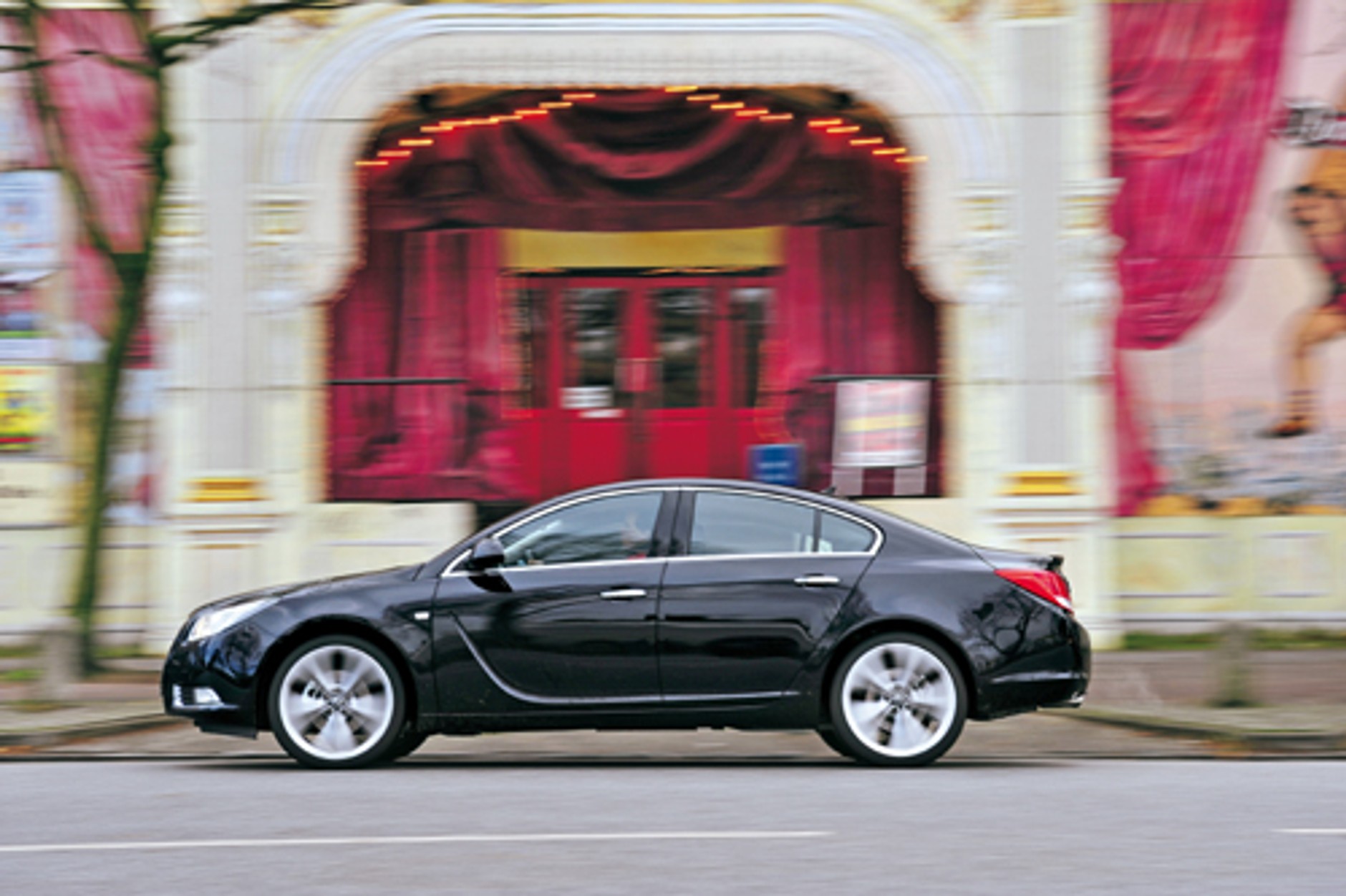 Opel Insignia kontra Audi A4 i BMW serii 5. Mocny gracz Opla