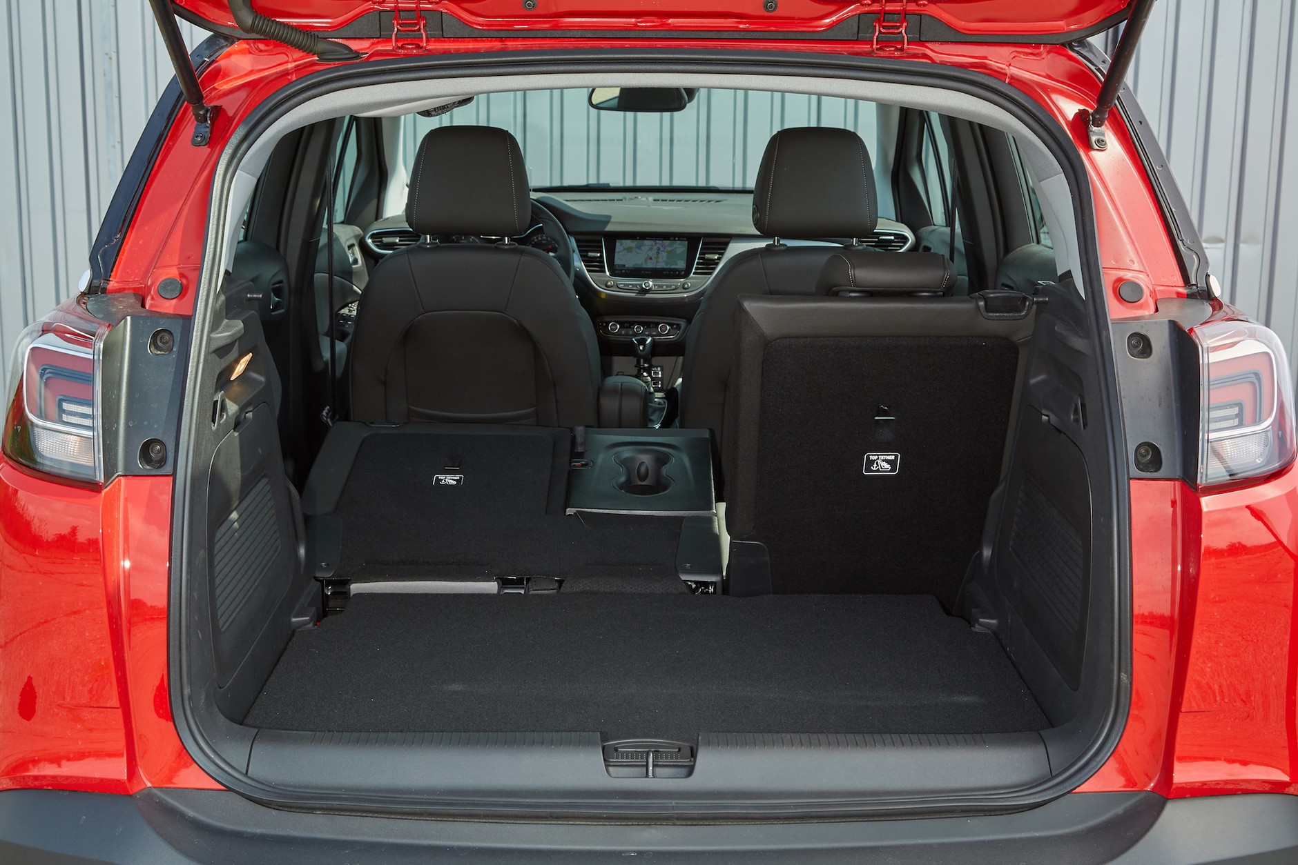 Crossland X – w tym bagażniku najłatwiej zmieścimy wysokie przedmioty. Pojemność 410-1255 l