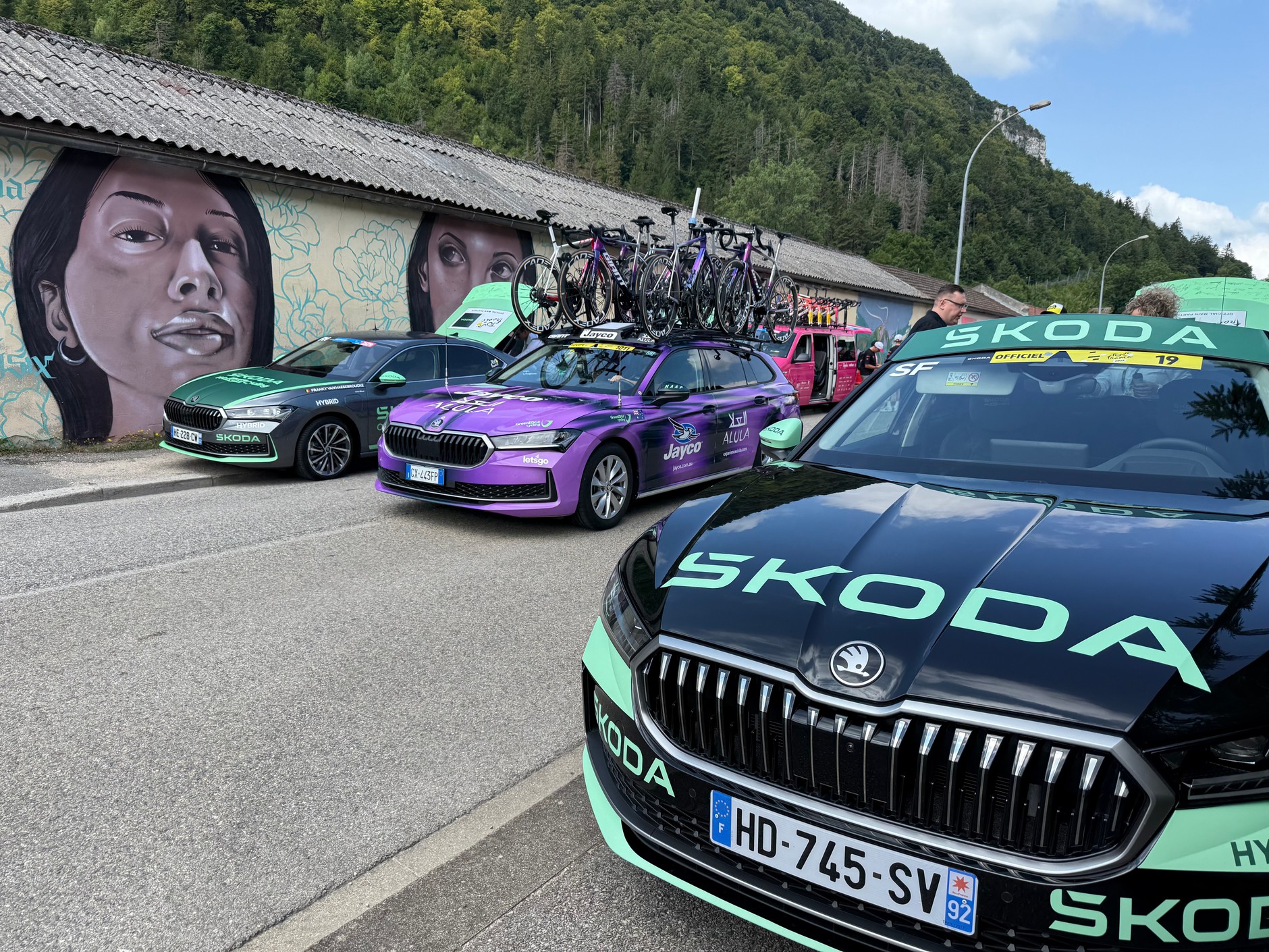 Wraz z kolarzami – przed nimi i za nimi – przemieszczają się setki samochodów, m.in. wozów serwisowych wożących zapasowe rowery