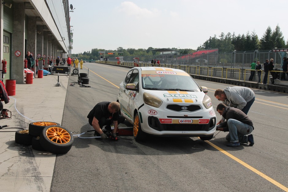 Bartłomiej Mirecki zwycięzcą Kia Lotos Race 2012